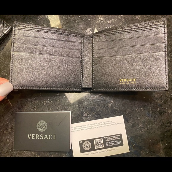 Brand New: VERSACE Leather 'La Medusa' Bifold Wallet - Picture 3 of 5